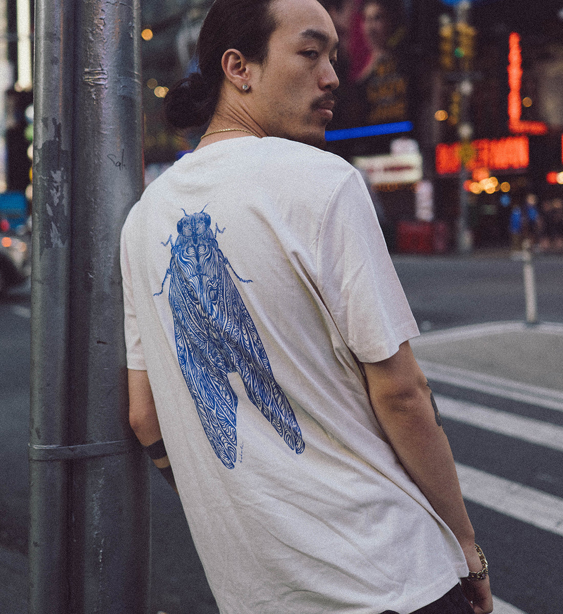 Handgezeichnete blaue Zikade auf einem weißen Bio-Baumwoll-T-Shirt (*Semi 蝉*). Nachhaltige Mode mit japanischer Ästhetik, weich und zeitlos im Regular Fit.