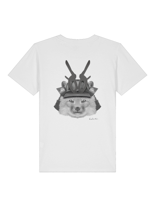 Rückseite eines weißen Kinder T-Shirts. Großer, handgezeichneter Print eines Fuchses (Kitsune), der einen traditionellen japanischen Samurai-Helm trägt, in detaillierten Graustufen.
