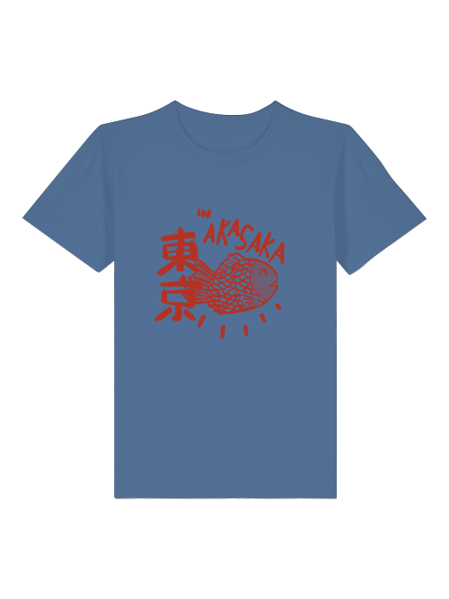 Vorderseite eines blauen Kinder T-Shirts. Roter, handgezeichneter Print eines japanischen Taiyaki-Fisches mit dem Schriftzug "IN AKASAKA" und japanischen Schriftzeichen.