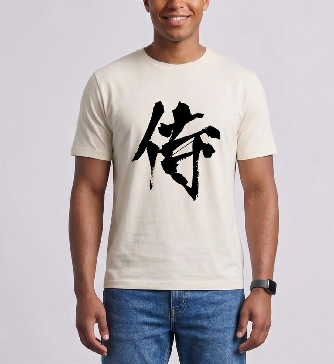 Ein Mann steht frontal und trägt das Samurai Kanji Herren T-Shirt (Bio-Baumwolle) von totobi in vintage white. Auf der Brust ist ein großes, ausdrucksstarkes japanisches Schriftzeichen für "Samurai" in schwarzer, handgezeichneter Tusche-Optik abgedruckt.