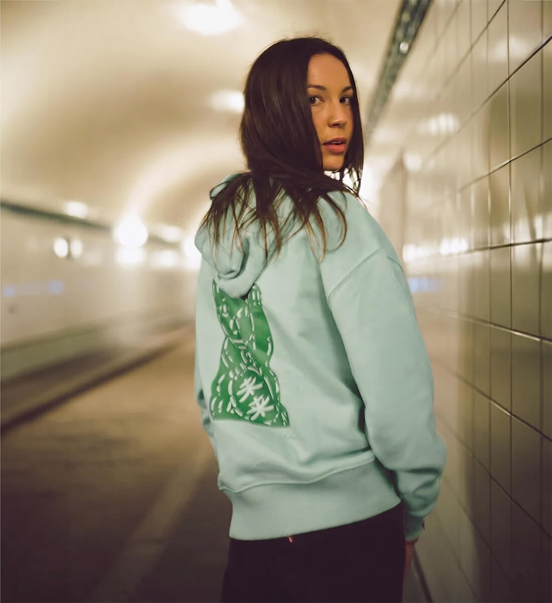 Damen Oversized Hoodie in JadeGrün mit großem Maneki Neko Winkekatzen Backprint, urbane Streetwear