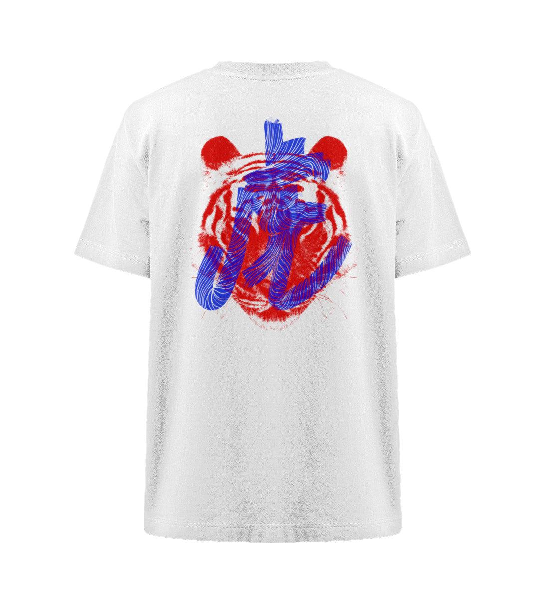 Rückenansicht eines weißen Oversized T-Shirts von totobi mit einem zweifarbigen Print im Riso-Effekt: Ein roter Tigerkopf überlagert von einem blauen Kanji.