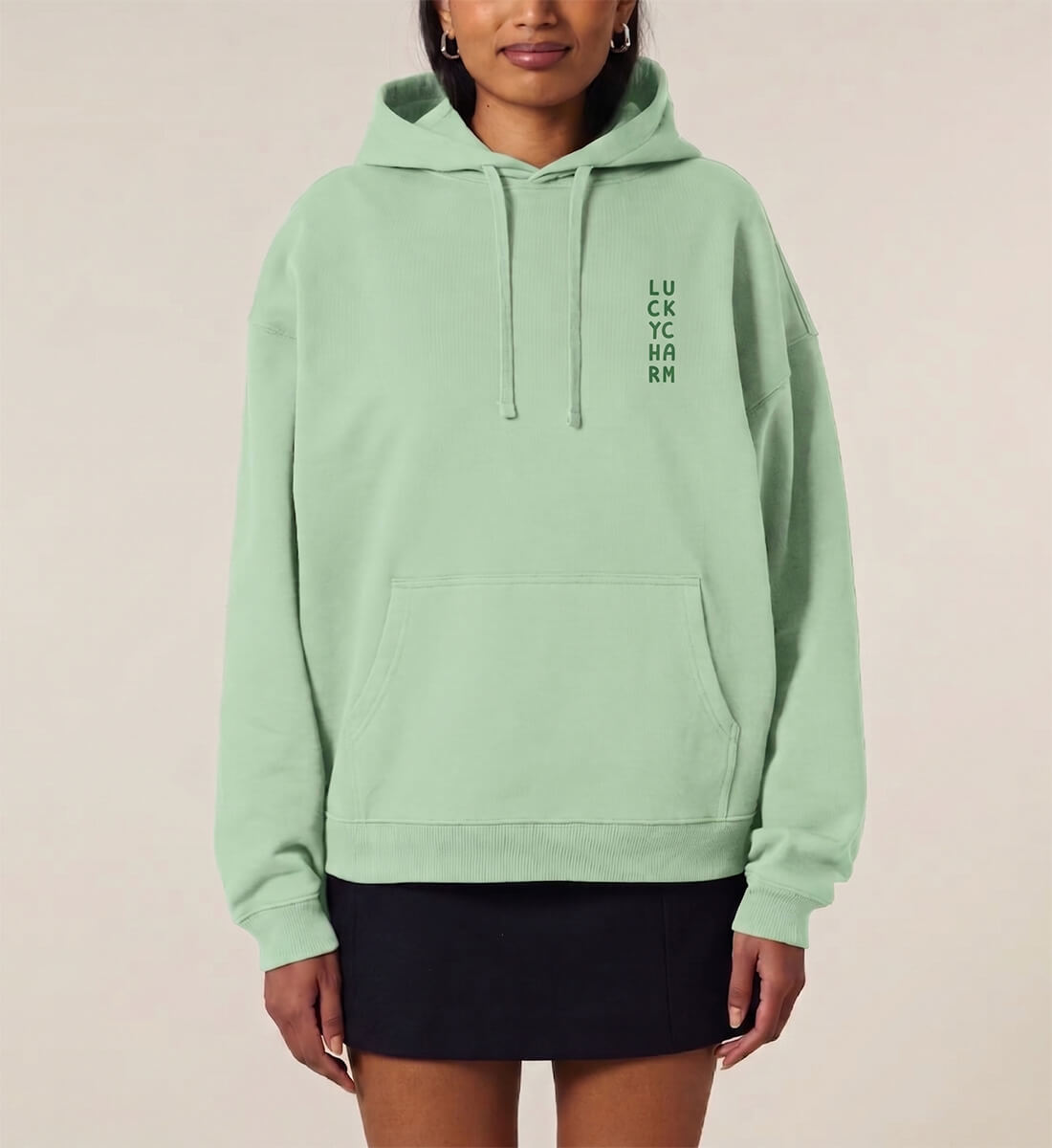 Damen Oversized Hoodie in Mintgrün Vorderseite, Lucky Charm Brust-Print, Premium Bio-Baumwolle