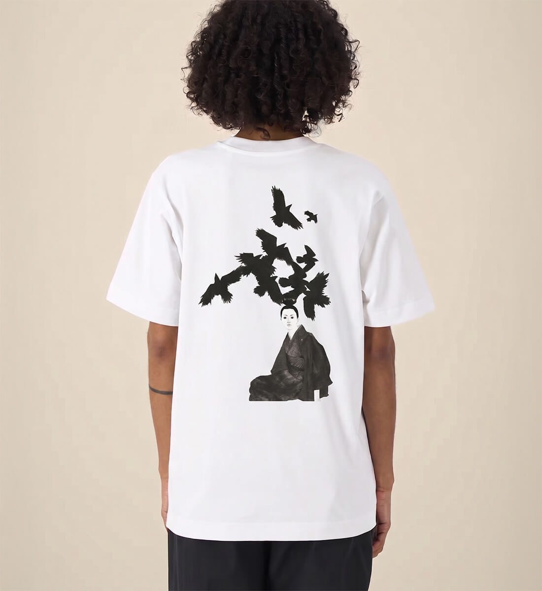 Frau trägt Unisex Oversized Streetwear T-Shirt in Weiß, massiver Backprint mit handgezeichneter japanischer Frau und fliegenden Raben aus schwarzer Tusche, Mugen no Karasu
