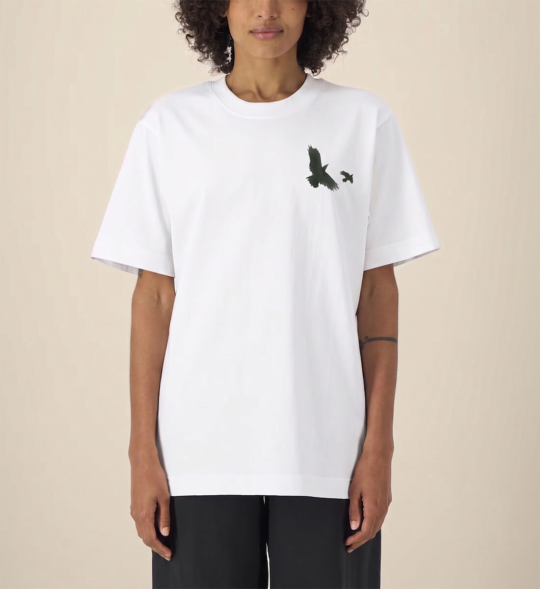 Vorderseite Unisex Oversized Streetwear T-Shirt in Weiß, minimalistische schwarze Krähe als kleiner Brustprint, Mugen no Karasu