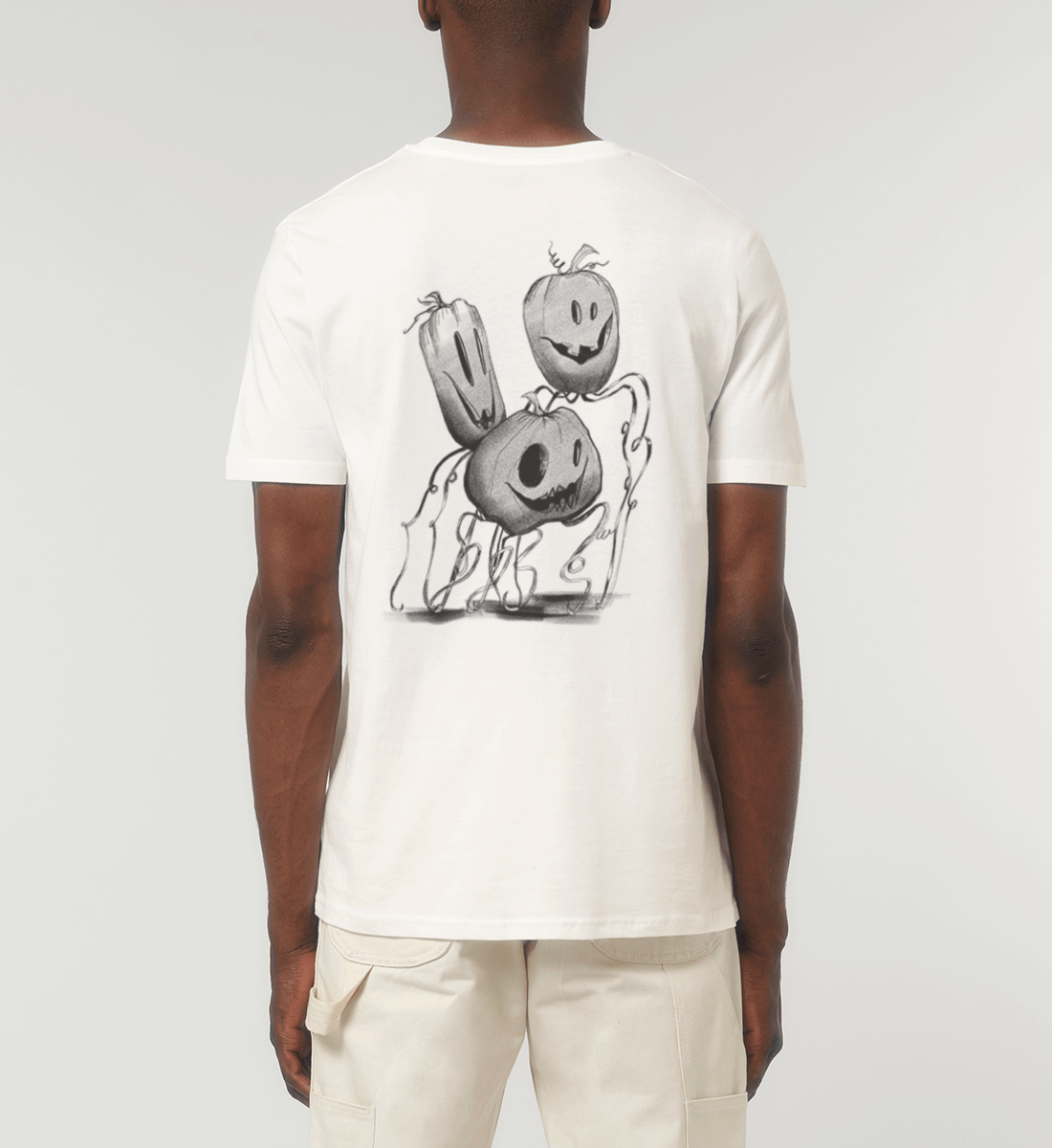 Mann trägt weißes T-Shirt mit Halloween Kürbis backpribt in schwarz weiß