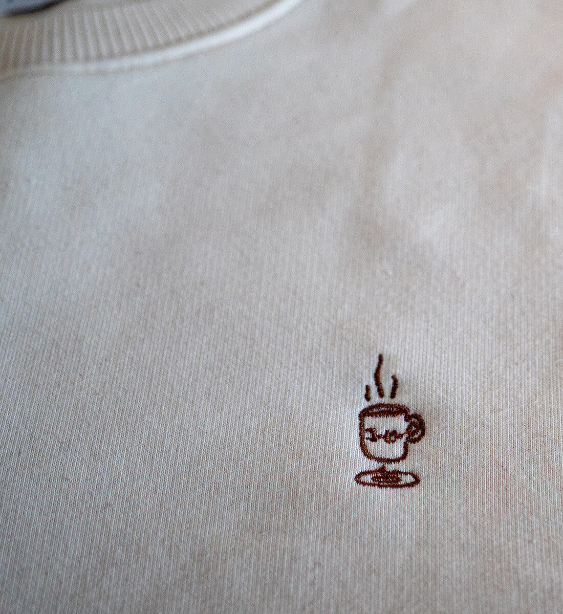 Hot Coffee コーヒー - Signature Stickerei  - Herren Relaxed Sweatshirt