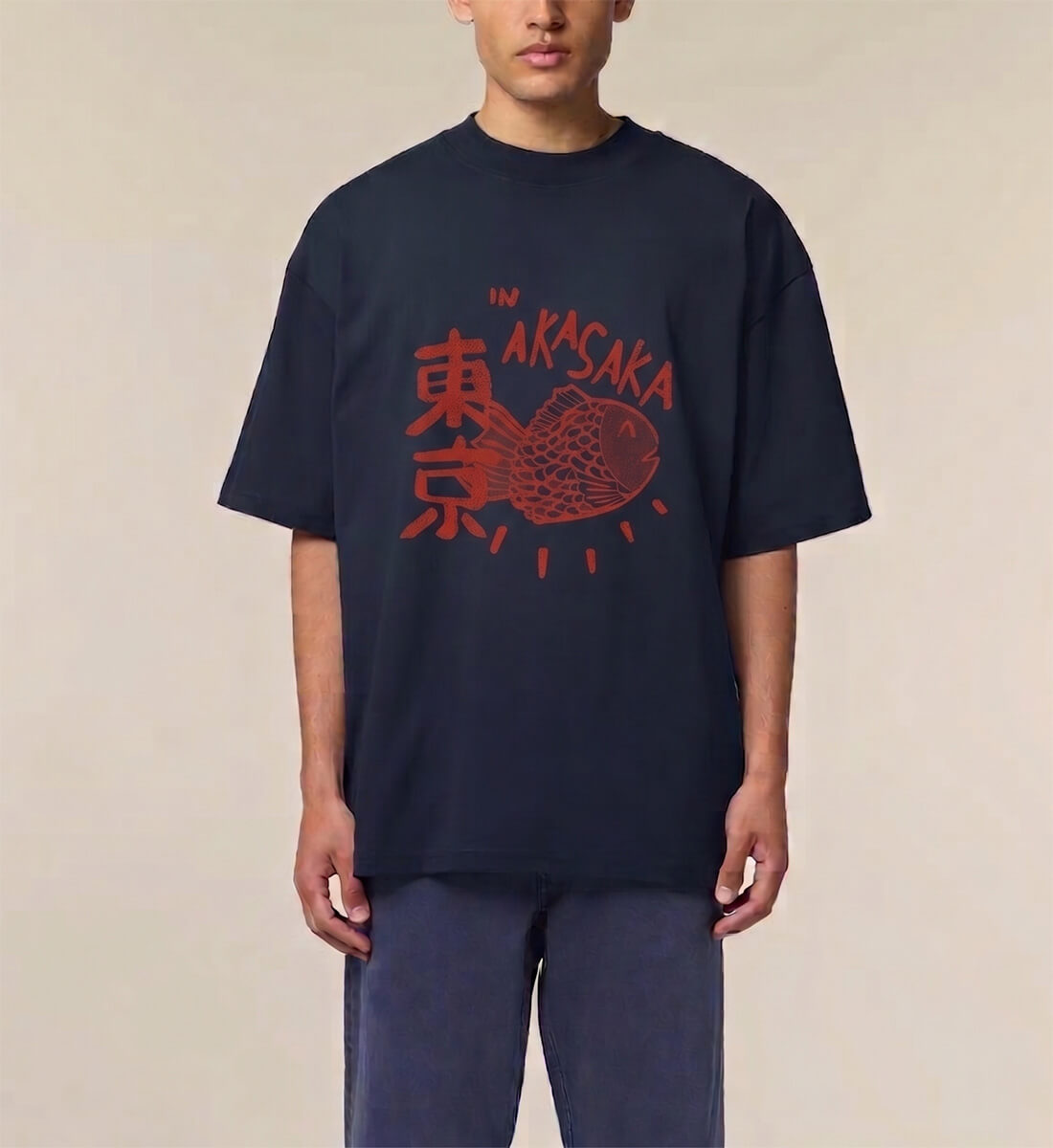 Vorderseite eines dunkelblauen Oversized T-Shirts (French Navy). Auf der Brust befindet sich ein roter Aufdruck mit einem handgezeichneten japanischen Taiyaki (fischförmiges Gebäck), japanischen Schriftzeichen für Tokio und dem Text "IN AKASAKA".
