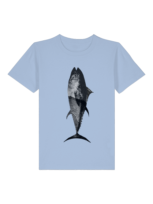Vorderseite eines hellblauen Kinder T-Shirts. Großer, detailreich handgezeichneter schwarzer Print eines Fisches im Vintage-Look.