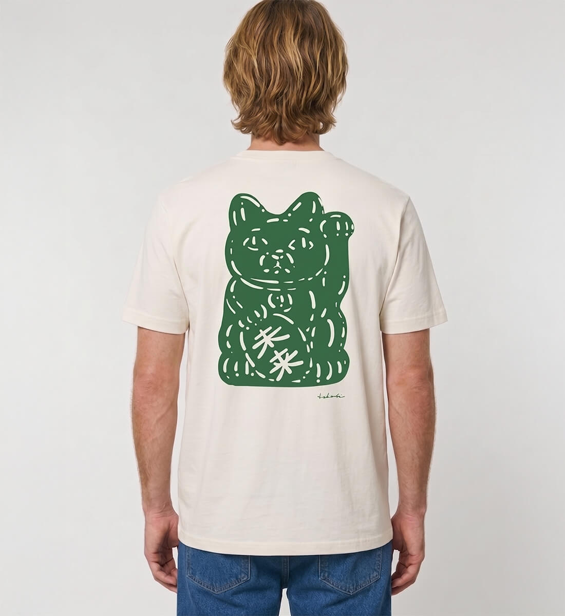 Mann trägt ein weißes T-Shirt mit einer grünen Manekineko