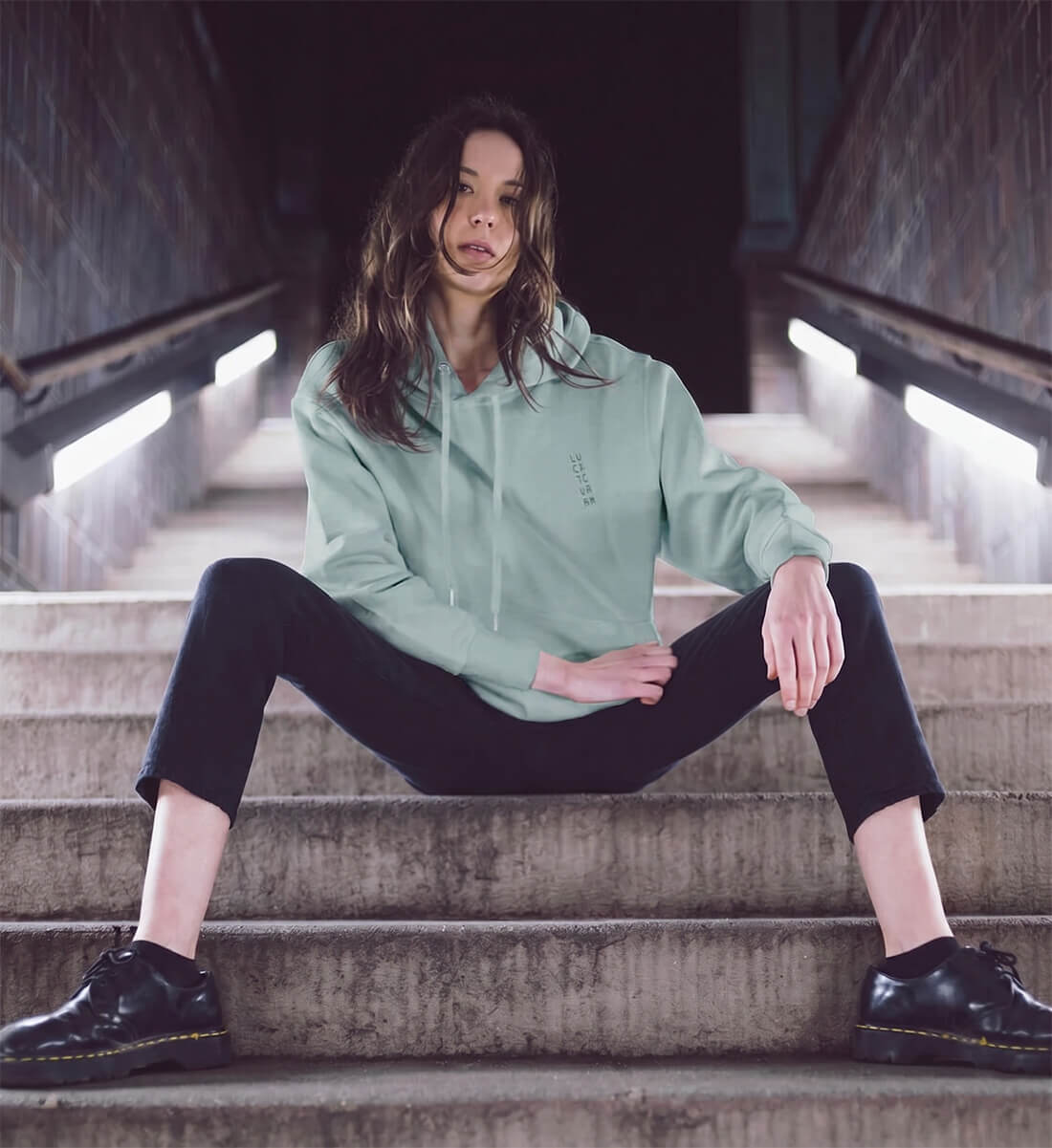 Frau trägt jadegrünen Oversized Hoodie für Damen aus Bio-Baumwolle, Premium Streetwear aus Stuttgart