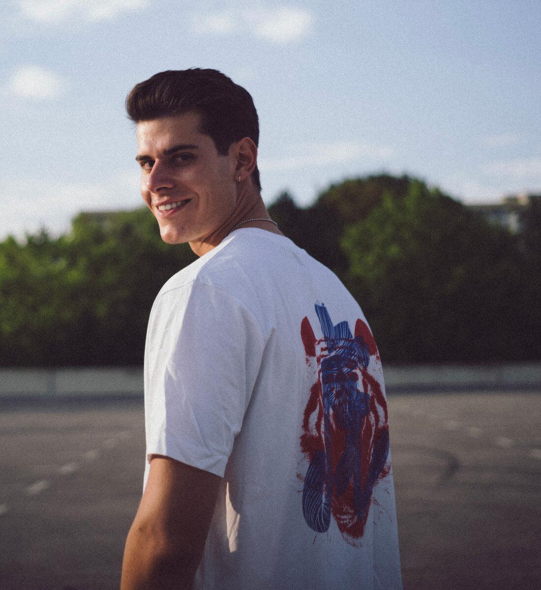 Mann trägt  weißen Oversized T-Shirt von totobi mit einem zweifarbigen Print im Riso-Effekt: Ein roter Tigerkopf überlagert von einem blauen Kanji.