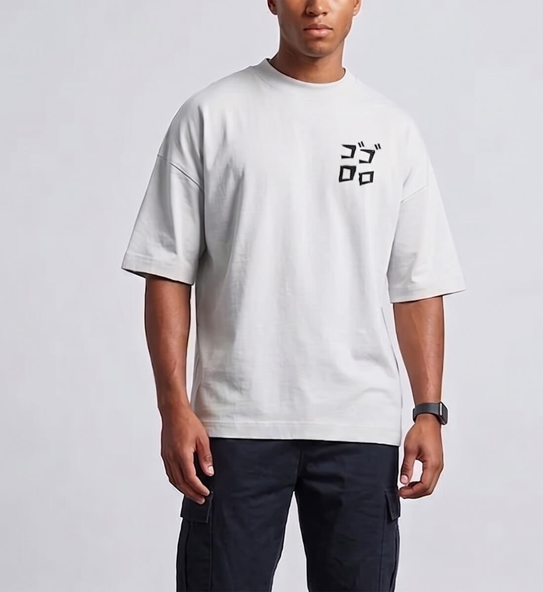 Ein Mann von hinten trägt ein hellgraues Oversized T-Shirt (Bio-Baumwolle) von totobi. Auf dem Rücken ist eine große, handgezeichnete Grafik einer meditierenden Katze in traditioneller Mönchskleidung mit dynamischen Manga-Aktionslinien und japanischen Schriftzeichen abgedruckt.